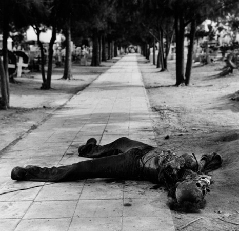 Death in the Cemetery      La muerte en el cementerio      Dolores, Hidalgo, México     1978