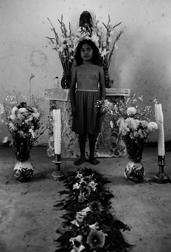 Nueve días de luto / Nine days of mourning, Juchitán, Oaxaca, 1986, Silver gelatin print, Graciela Iturbide