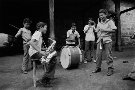 Escuela de música / Music School, Matagalpa, Nicaragua, 1984, Silver gelatin print, Antonio Turok